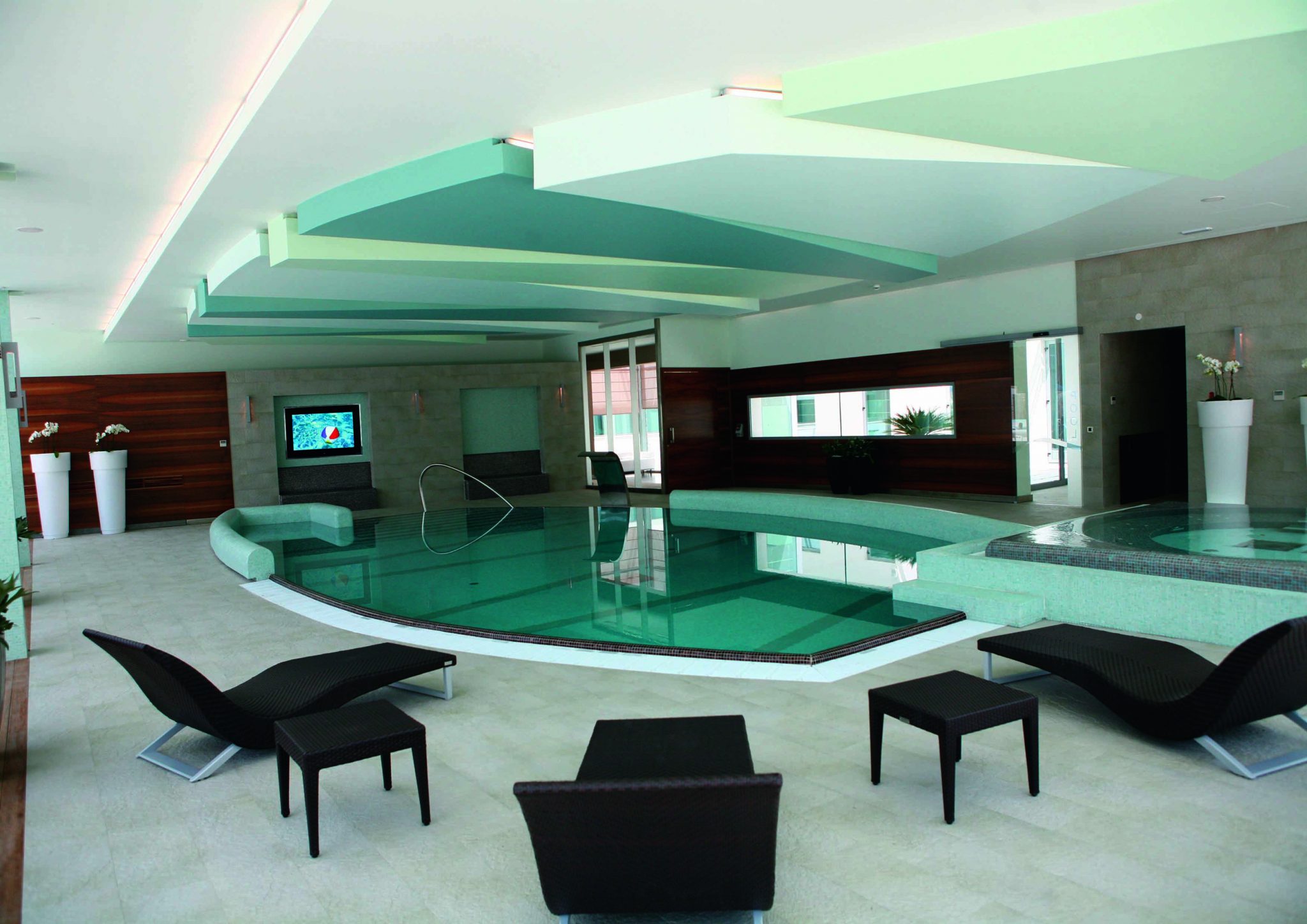 Wellness bathroom with mirror TV